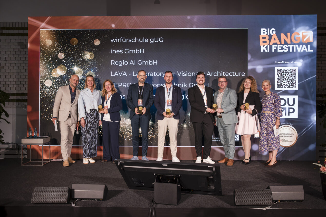Übergabe der Auszeichnung Business Innovator an ines beim BIG BANG KI Festival in Berlin